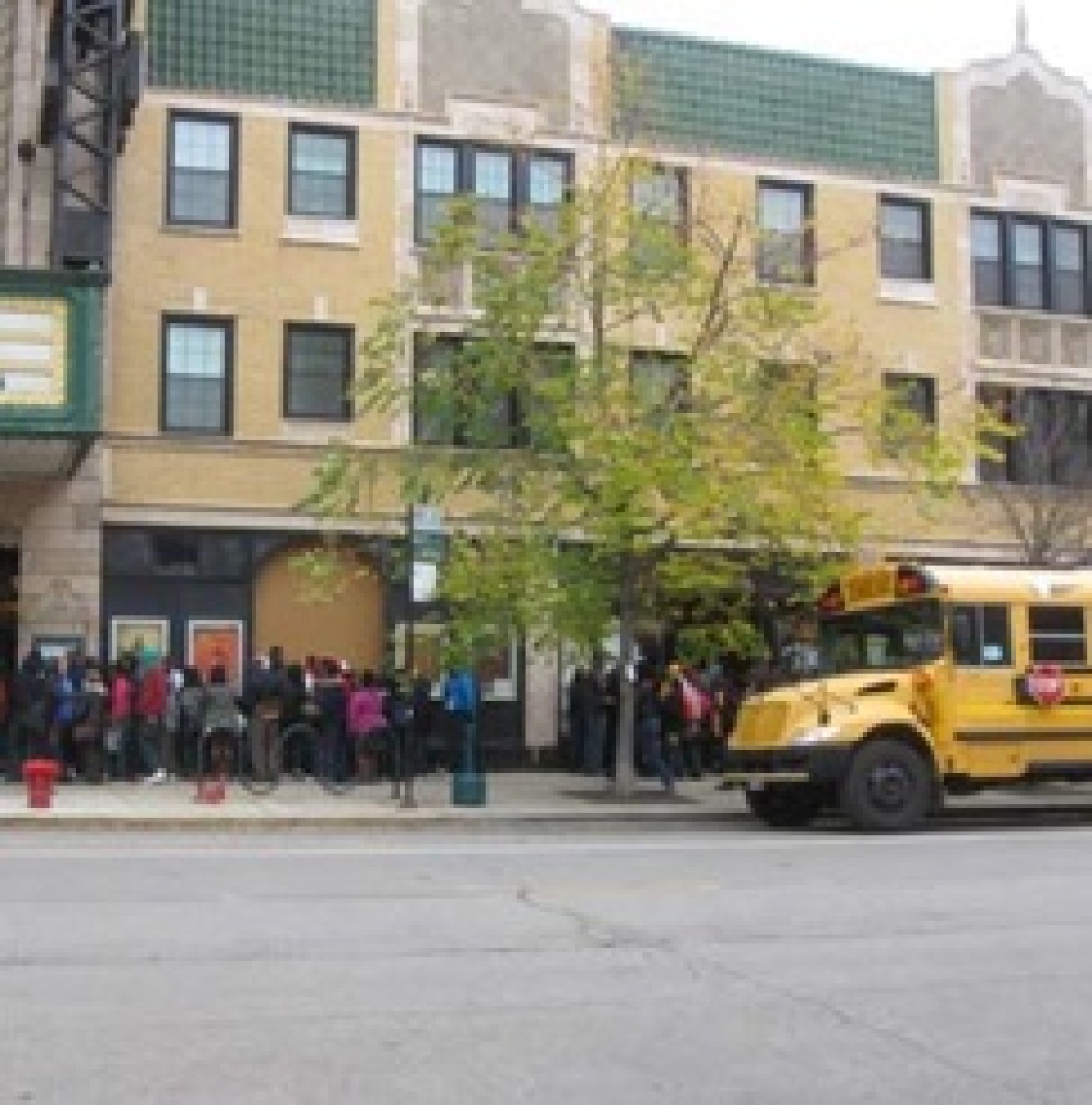 Music Box Theater mit Schulbussen © Stephanie Englert