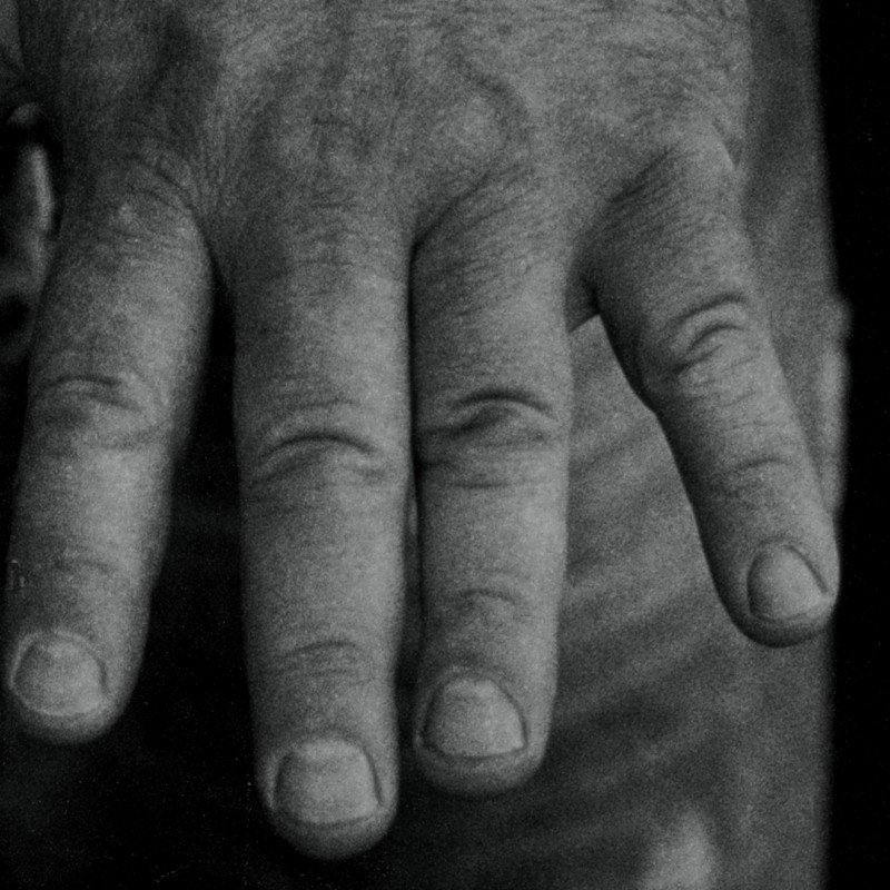 Eine Nahaufnahme einer kräftigen Männerhand in schwarzweiß.